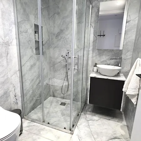 アパート Luxurious 2br In Center With Internet ラルナカ