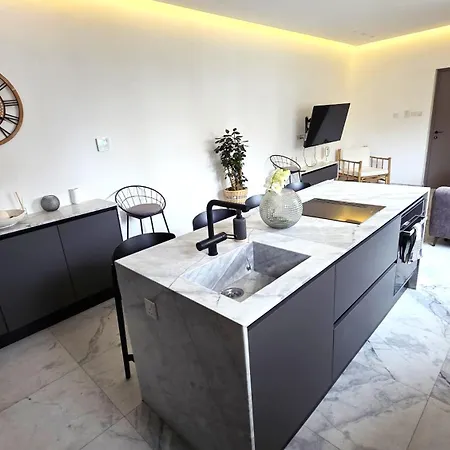 Апартаменты Luxurious 2br In Center With Internet Ларнака