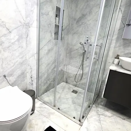 Luxurious 2br In Center With Internet Apartman *