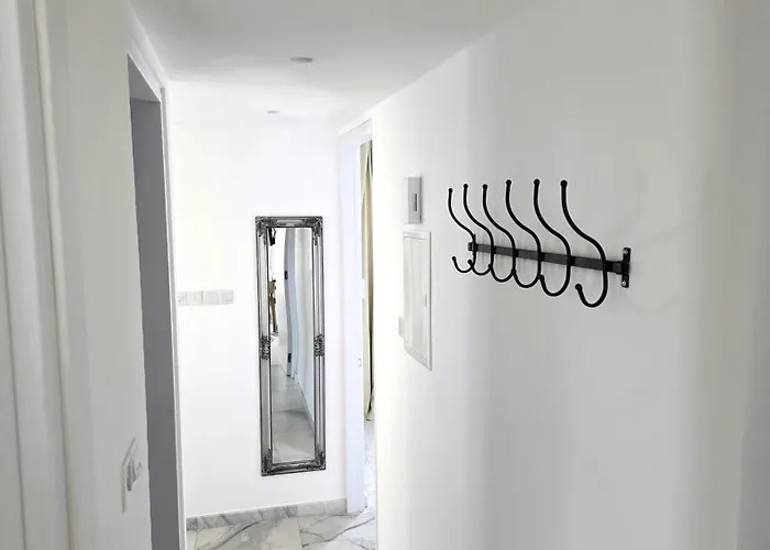 Luxurious 2br In Center With Internet * 라르나카