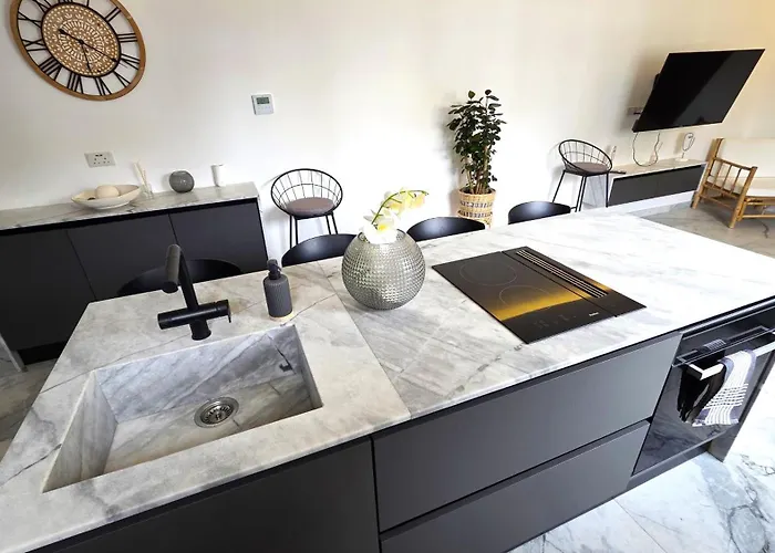 Luxurious 2br In Center With Internet * Lárnaca